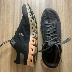 ON Running Cloudflow Helion Sneakers Size 9.5 Gray Peach Black